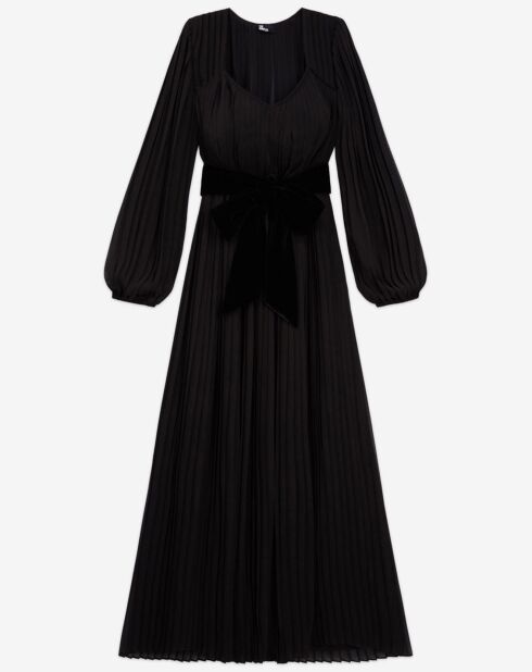 Langes plissiertes Kleid mit schwarzem Samtgürtel