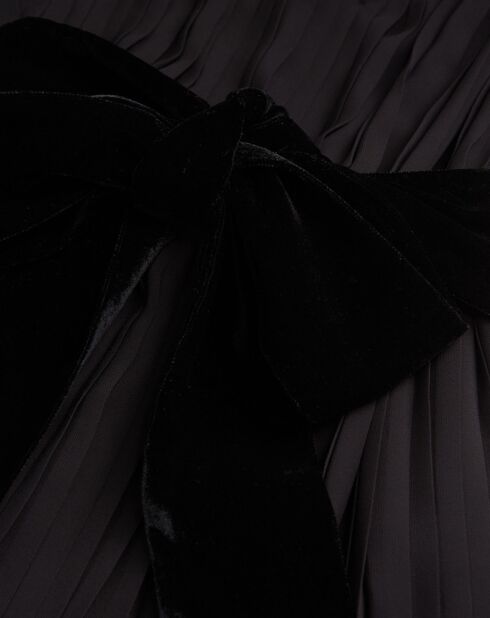 Langes plissiertes Kleid mit schwarzem Samtgürtel