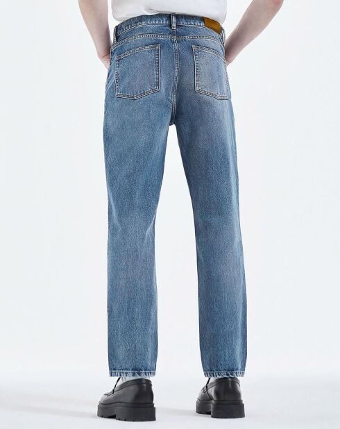 Gerade geschnittene Hose aus verwaschenem blauem Denim mit 5 Taschen