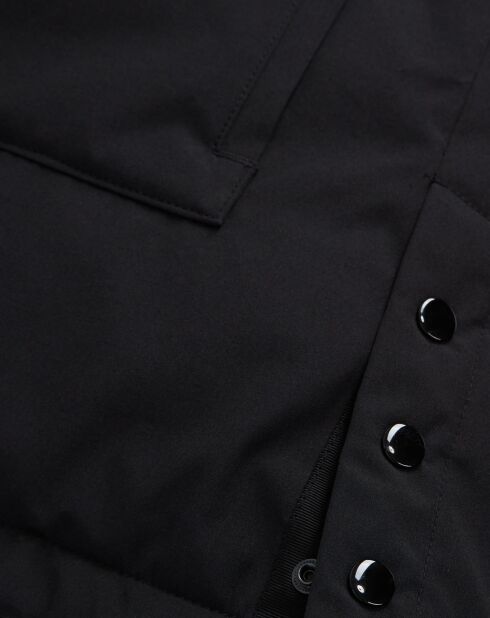 Schwarzer mittellanger Parka mit mehreren Taschen