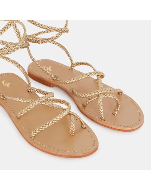 Platte sandalen van goudkleurig gevlochten leer