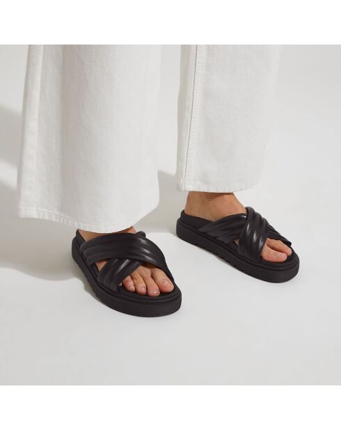 Mules plates en Cuir matelassées noires