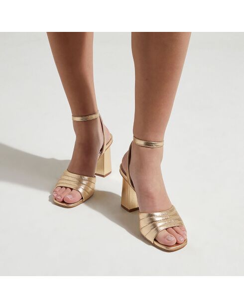 Goldfarbene Sandalen aus gestepptem Leder mit Absatz 8 cm