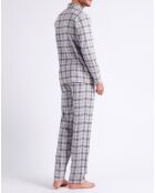 Pyjama-Shirt mit langen Ärmeln und grauer Hose