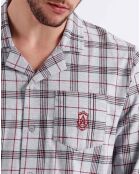 Pyjama-Shirt mit langen Ärmeln und grauer Hose