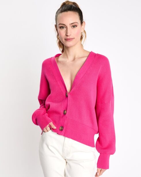 Cardigan rosa con bottoni grandi
