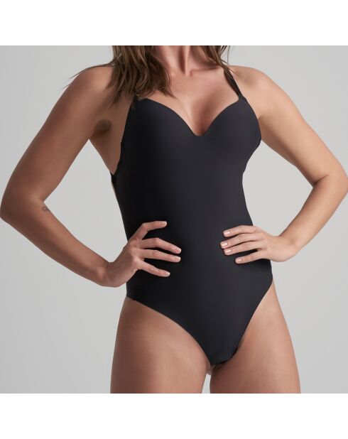 Zwarte string die diep in de rug steekt