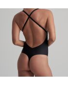 Zwarte string die diep in de rug steekt