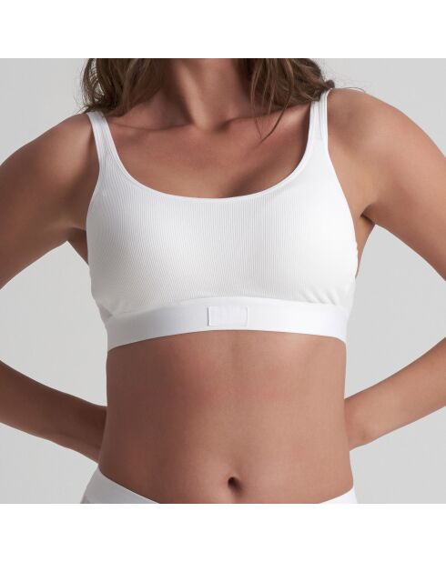 Weißer BH mit natürlichen Rippen