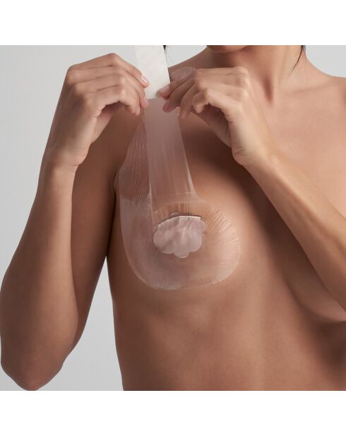 Cubrepezones y escote perfectos de satén beige