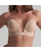 Beiger, nahtlos haftender BH mit U-Ausschnitt