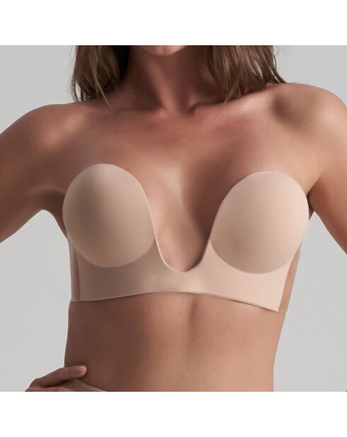 Beiger, nahtlos haftender BH mit U-Ausschnitt