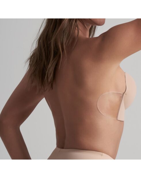 Beiger, nahtlos haftender BH mit U-Ausschnitt