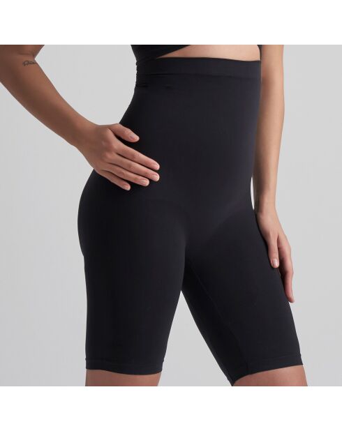 Zacht aanvoelende zwarte korte broek met hoge taille