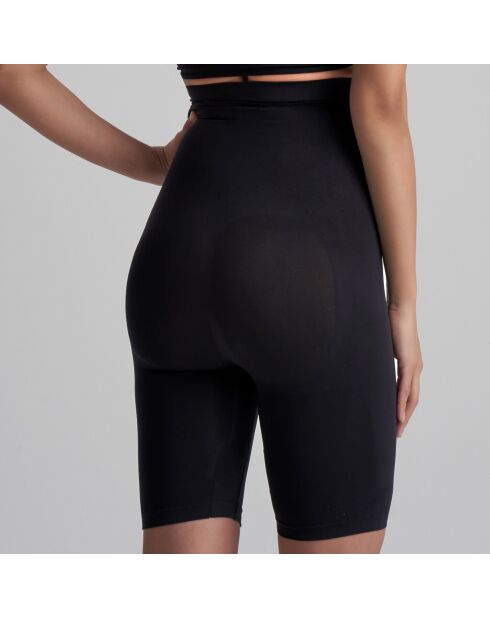 Zacht aanvoelende zwarte korte broek met hoge taille