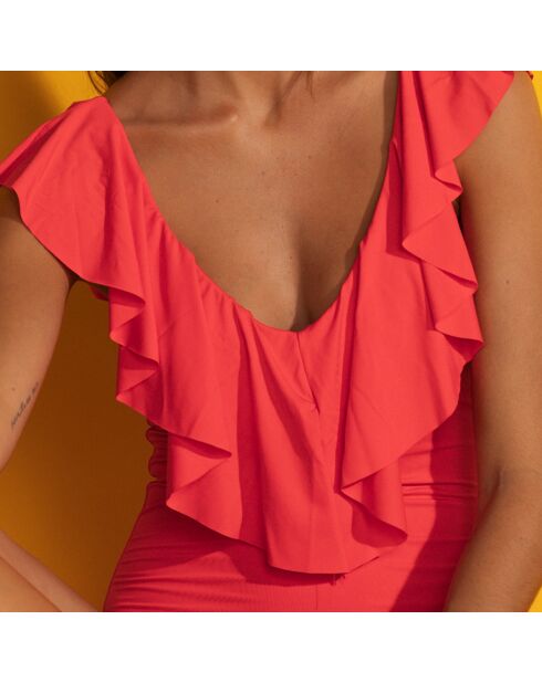 Roter einteiliger Badeanzug mit Rüschen