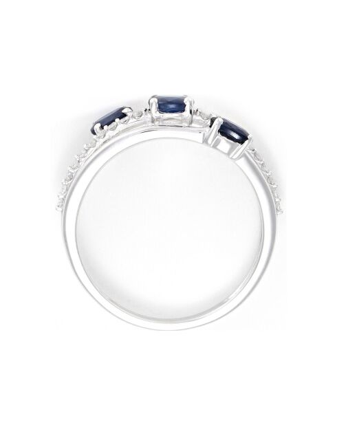Anillo con tres diamantes de zafiro de 0,095 quilates, zafiros de 0,56 quilates en oro blanco