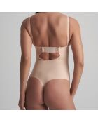 Body delgado que forma una tanga profunda de color beige