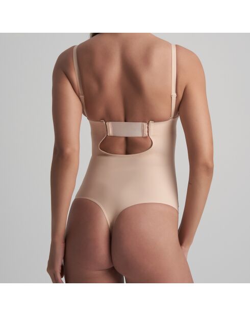 Schmal geschnittener Body, der einen tief abfallenden Tanga bildet, beige