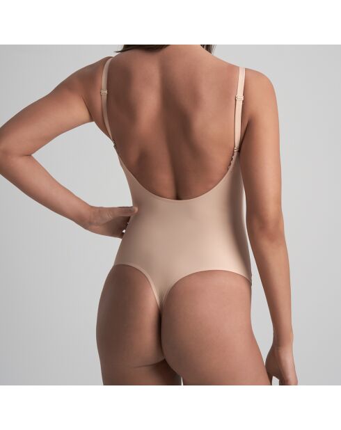Schmal geschnittener Body, der einen tief abfallenden Tanga bildet, beige