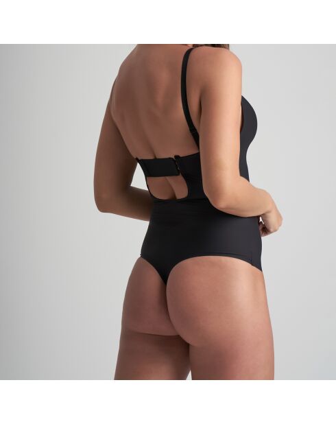 Body delgado que forma una tanga negra profunda