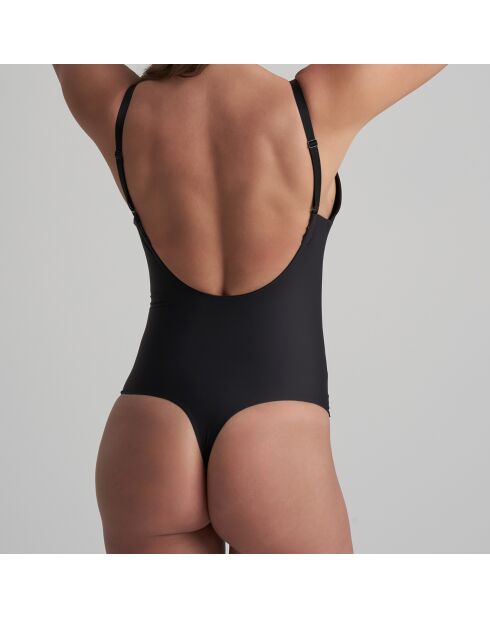 Body delgado que forma una tanga negra profunda