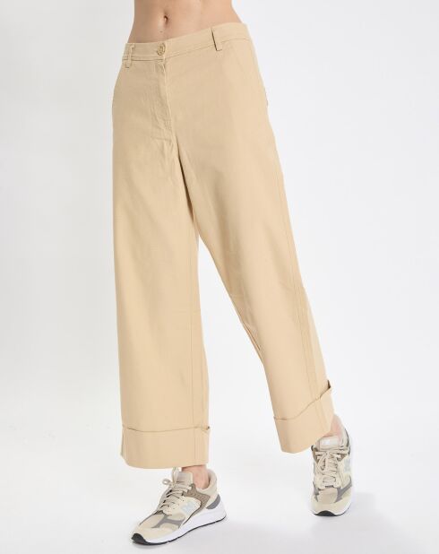 Beigefarbene Hose mit weitem Beinausschnitt