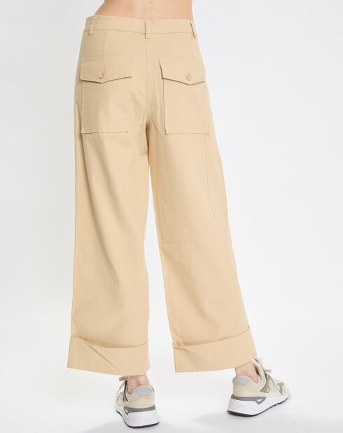 Beigefarbene Hose mit weitem Beinausschnitt