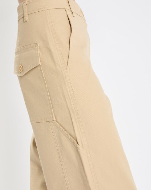 Beigefarbene Hose mit weitem Beinausschnitt