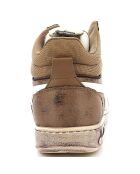 Braune und weiße Sneakers aus gebeiztem Leder