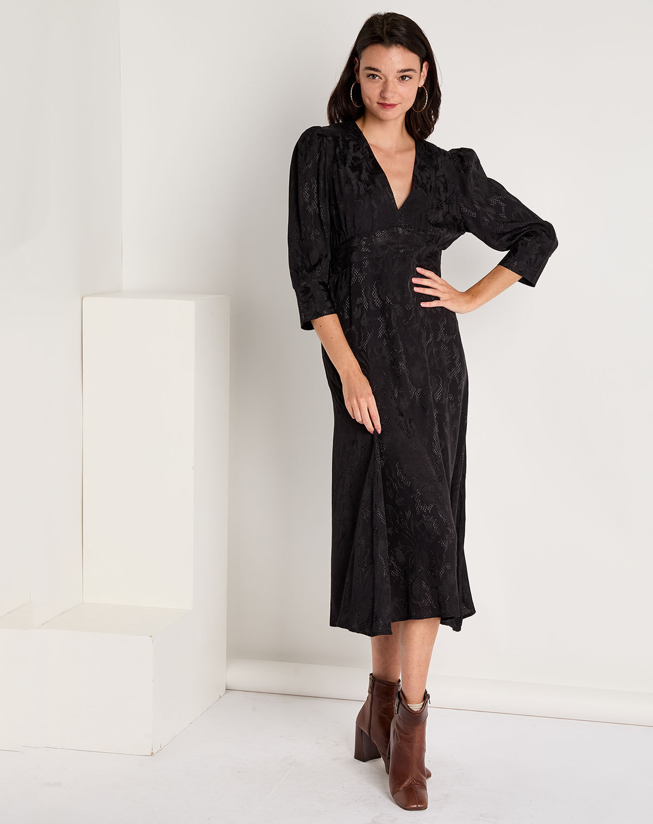Robe Alya brodee ton sur ton noire Vente privee See u Soon BazarChic