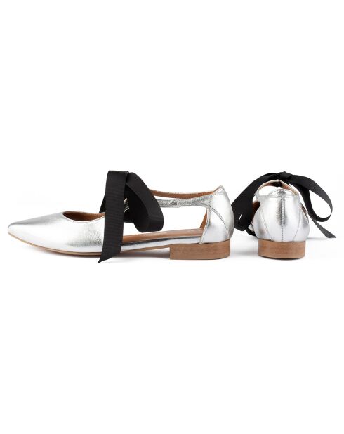 Zilverkleurige leren ballerina's voor de zomervakantie
