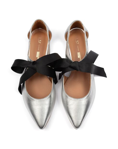 Zilverkleurige leren ballerina's voor de zomervakantie