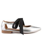 Zilverkleurige leren ballerina's voor de zomervakantie