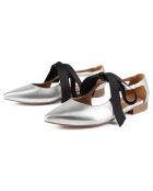 Zilverkleurige leren ballerina's voor de zomervakantie