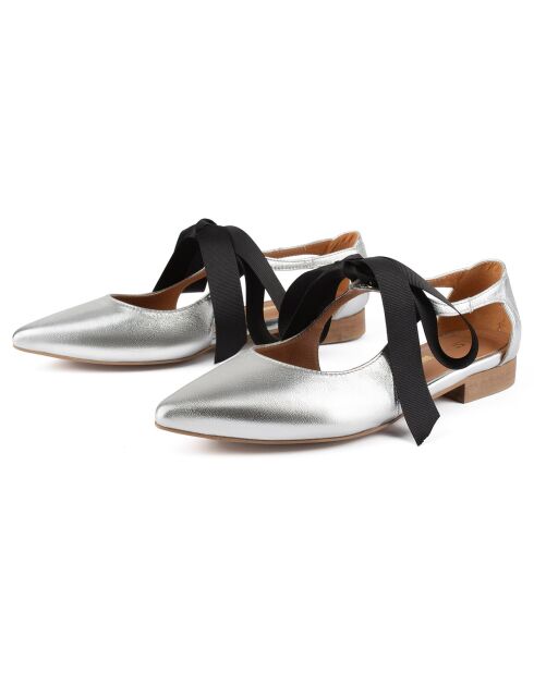 Zilverkleurige leren ballerina's voor de zomervakantie