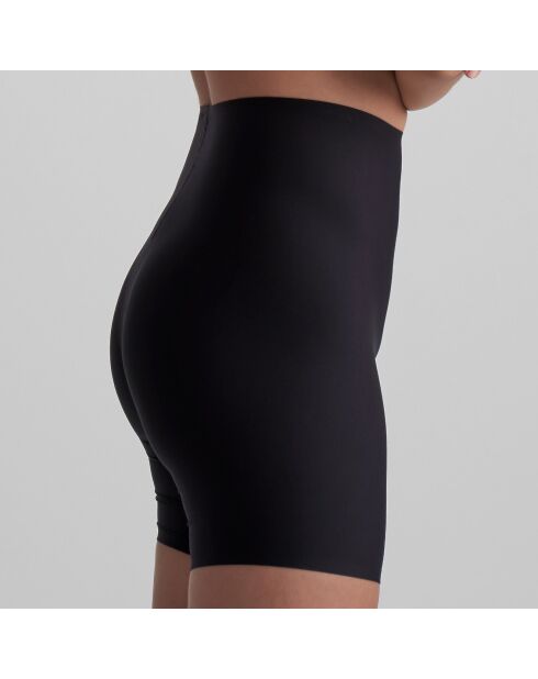 Schwarze, dehnbare Shorts mit mittlerer Taille