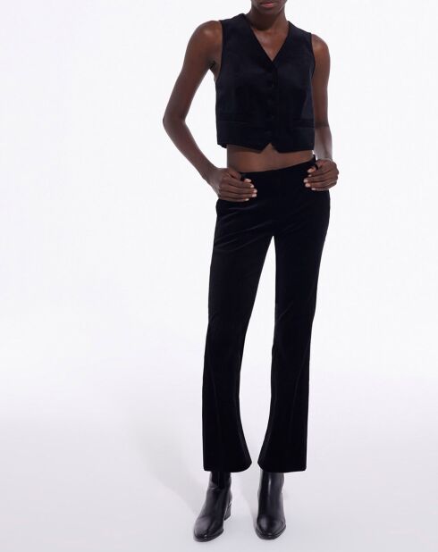 Pantalones de traje negros con detalle en la parte inferior acampanada