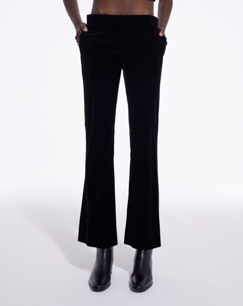 Pantalones de traje negros con detalle en la parte inferior acampanada