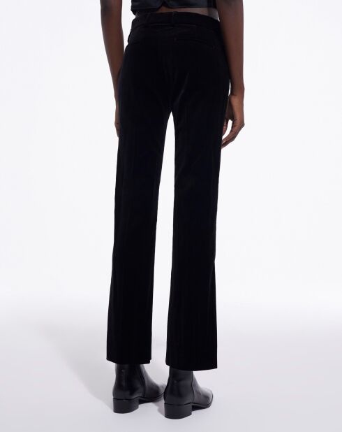 Pantalones de traje negros con detalle en la parte inferior acampanada