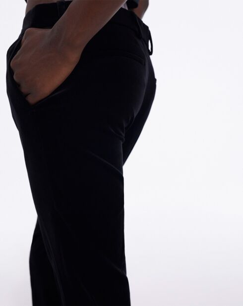 Pantalones de traje negros con detalle en la parte inferior acampanada