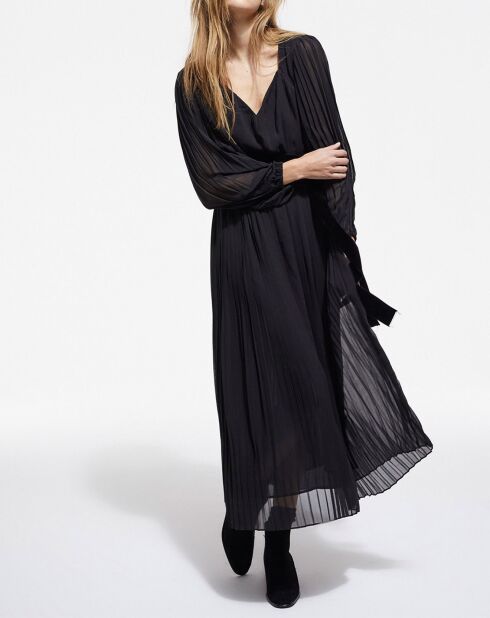 Langes plissiertes Kleid mit schwarzem Samtgürtel