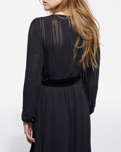 Langes plissiertes Kleid mit schwarzem Samtgürtel