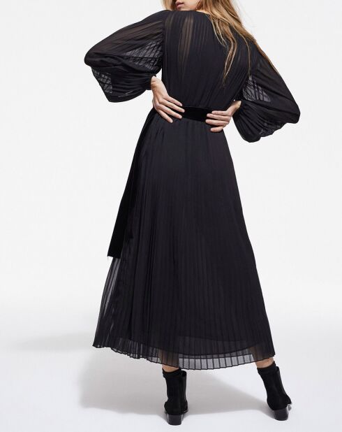 Langes plissiertes Kleid mit schwarzem Samtgürtel