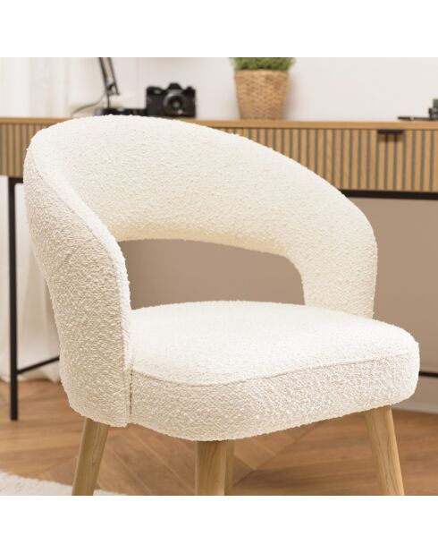 PIERRE - Chaise en tissu bouclette écru, dossier ouvert, pieds en bois