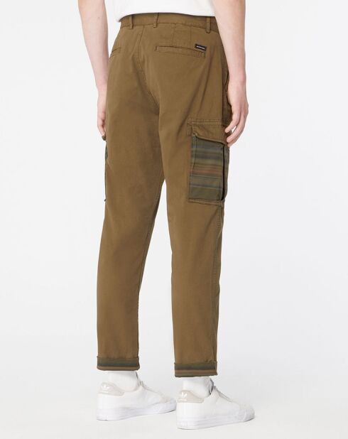 Dunkelkhakifarbene, locker zulaufende Cargohose