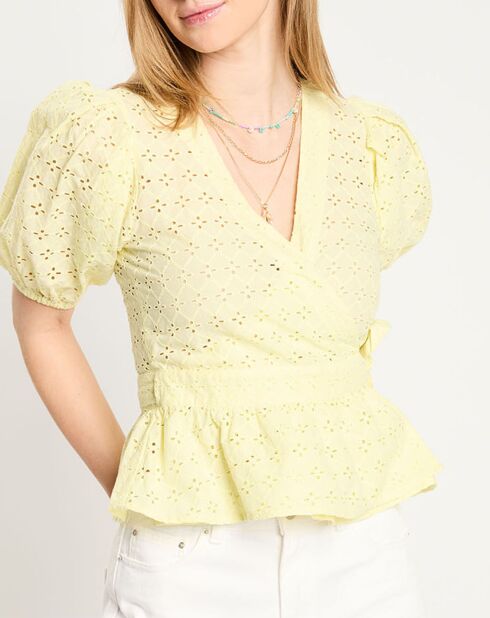 Top giallo pallido con ricamo inglese