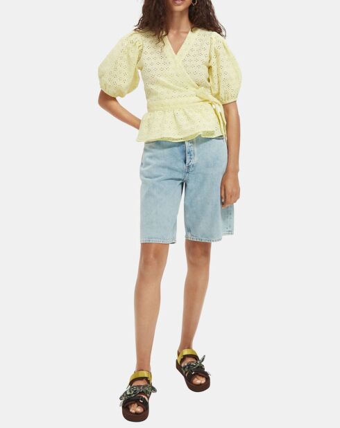 Top giallo pallido con ricamo inglese