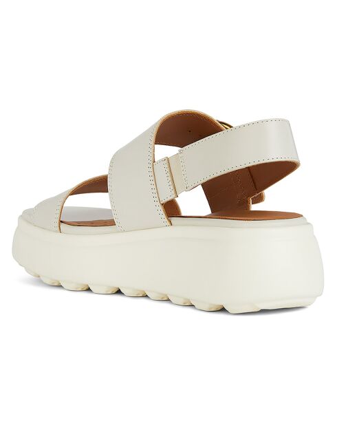 Sandalen van licht zandkleurig leer met een hak van 5,5 cm