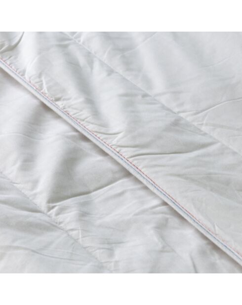 Couette tempérée antibactérienne blanche